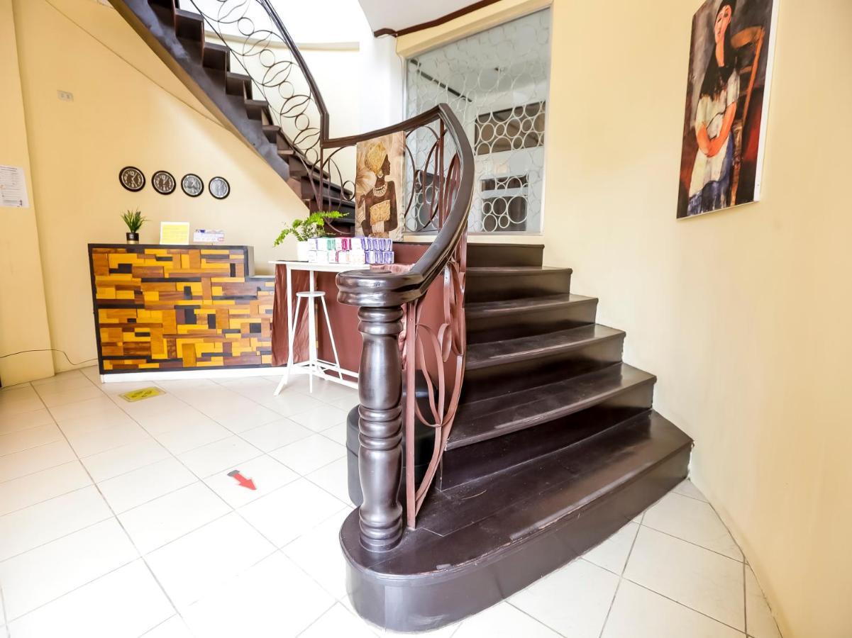 Oyo 759 Royal South Garden Suites Tagaytay City Extérieur photo