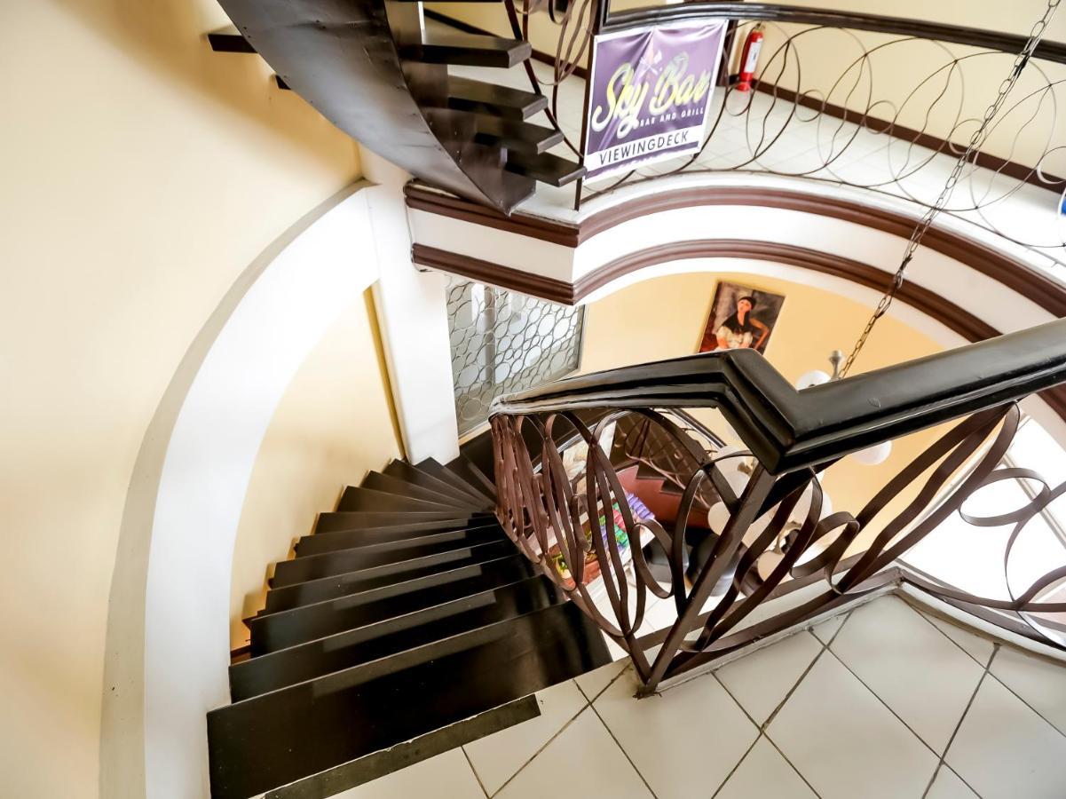 Oyo 759 Royal South Garden Suites Tagaytay City Extérieur photo